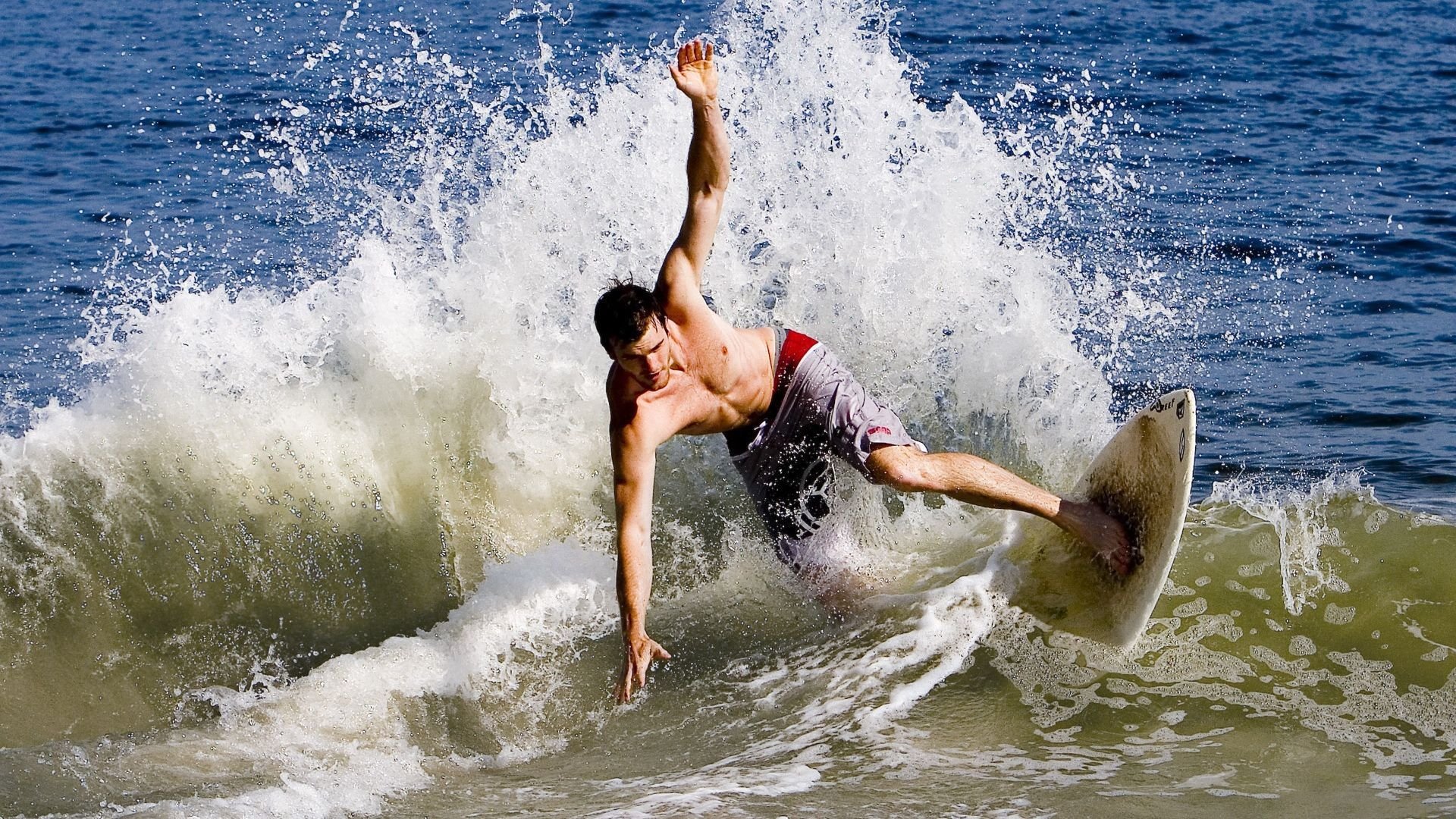 哈兰德表现堪称教科书，英格兰逆转巴拉圭，绿茵场上的两种胜利哲学