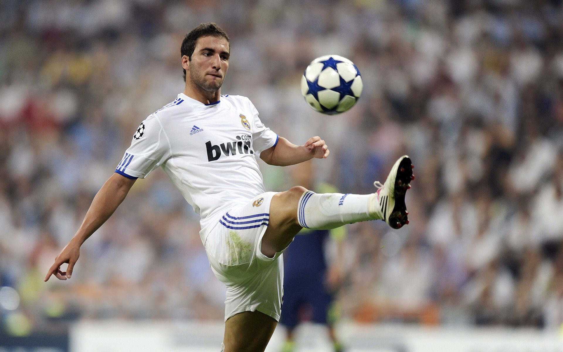 当波兰铁骑遇上巴西舞步，内马尔在拜仁阴影下的致命一击